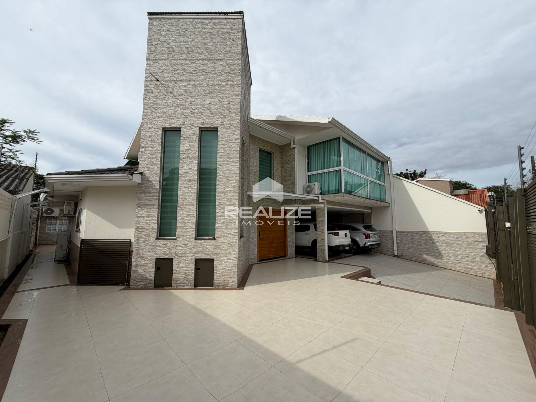 Sobrado à venda na Vila A com 6 quartos (4 suítes).