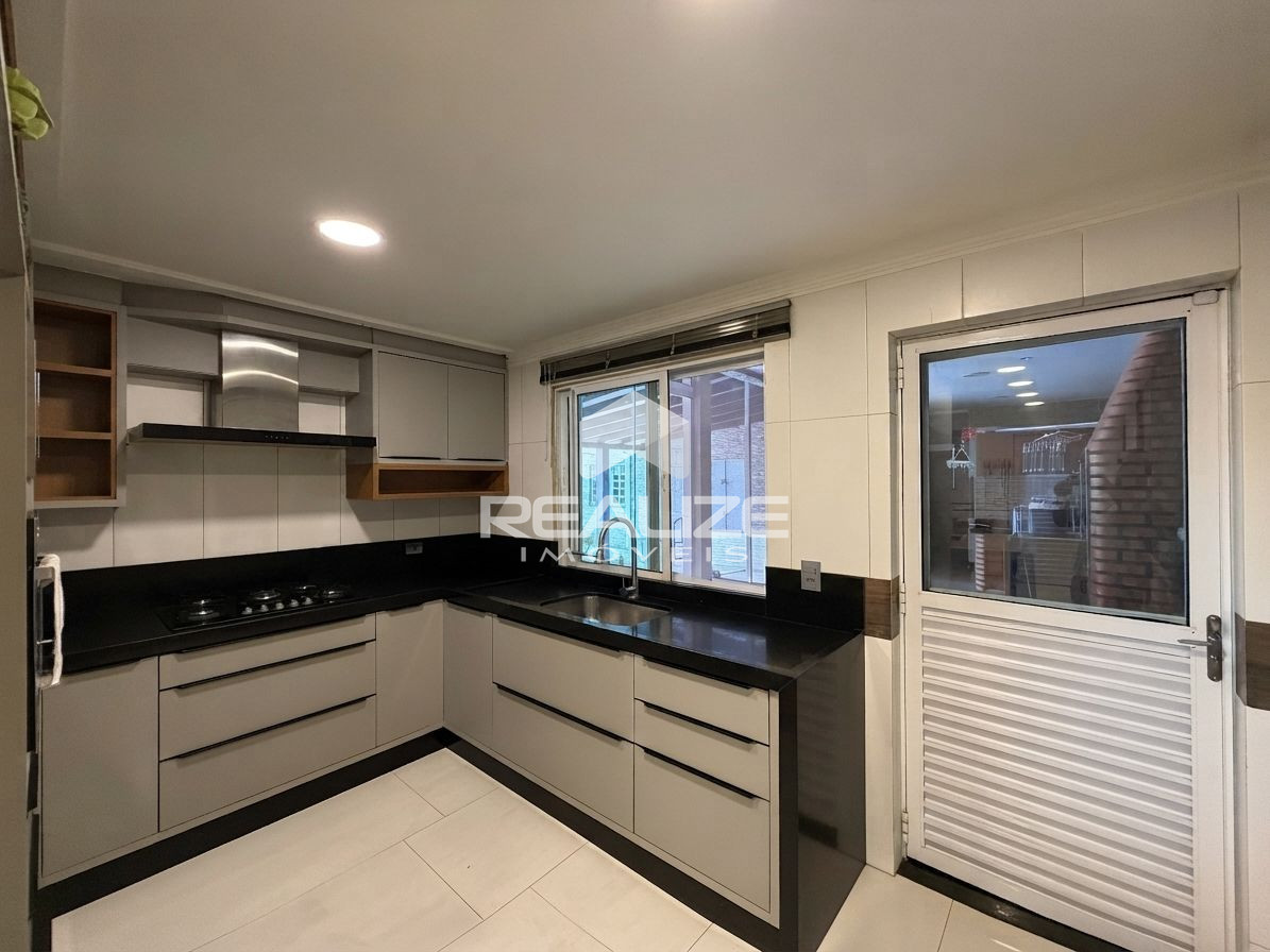Sobrado à venda na Vila A com 6 quartos (4 suítes).