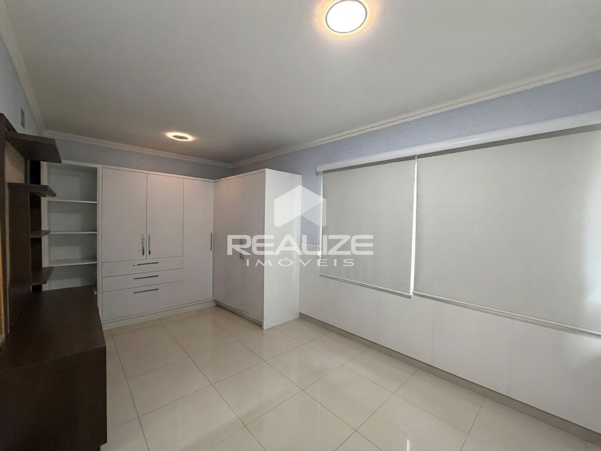 Sobrado à venda na Vila A com 6 quartos (4 suítes).