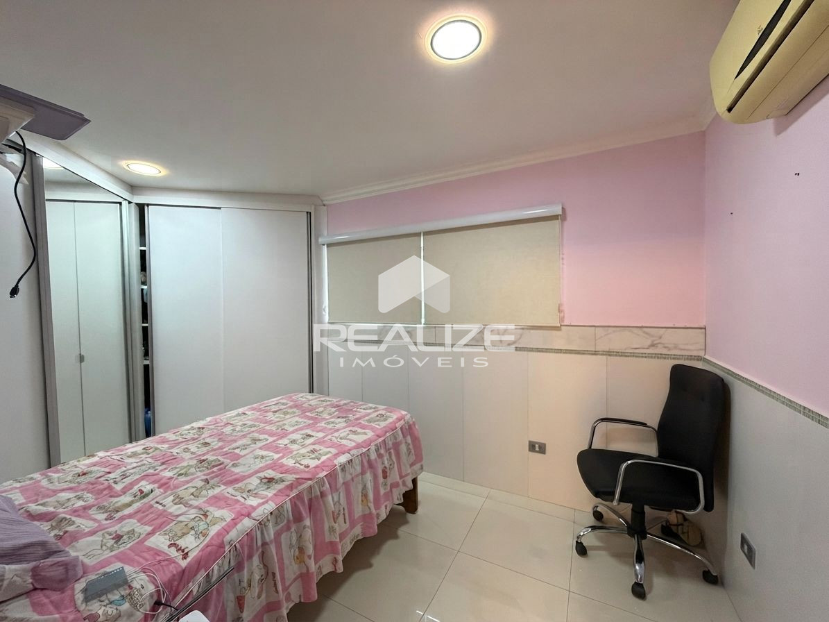 Sobrado à venda na Vila A com 6 quartos (4 suítes).