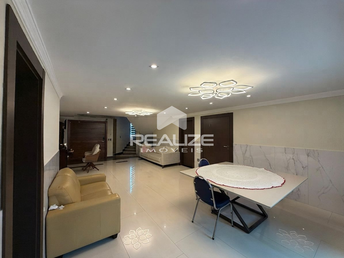 Sobrado à venda na Vila A com 6 quartos (4 suítes).