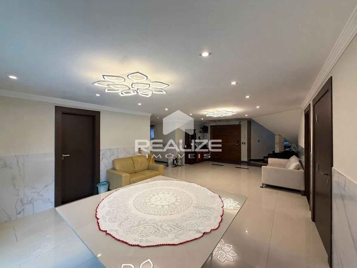 Sobrado à venda na Vila A com 6 quartos (4 suítes).