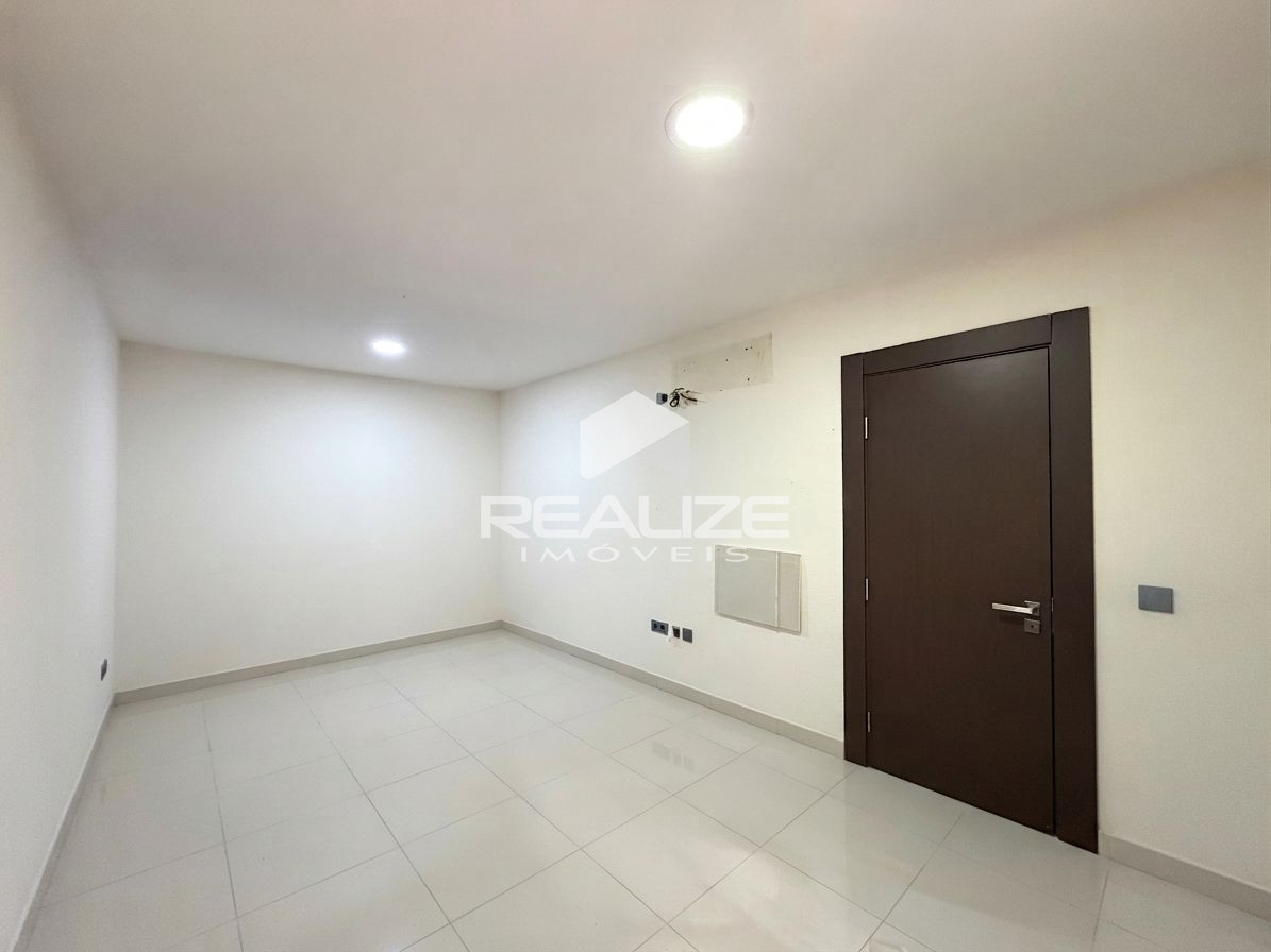 Sobrado à venda na Vila A com 6 quartos (4 suítes).