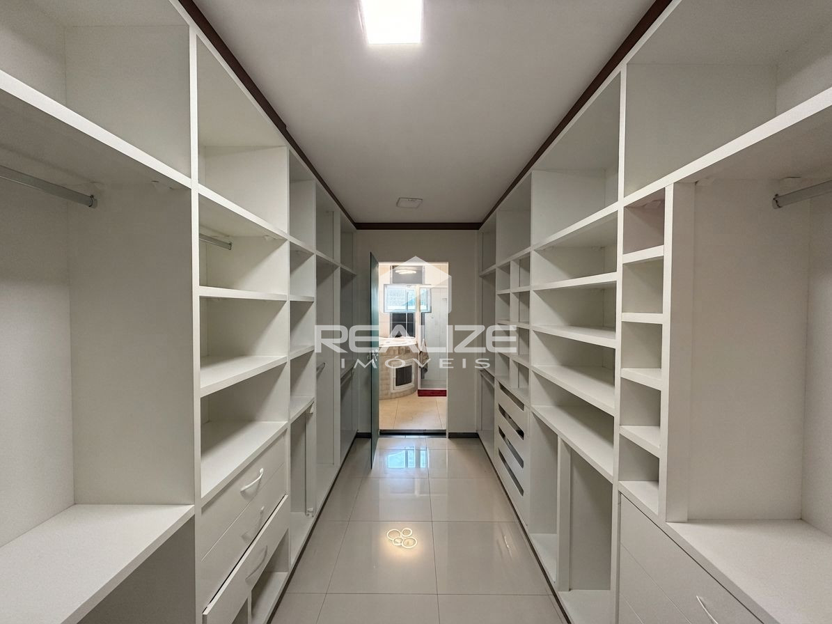 Sobrado à venda na Vila A com 6 quartos (4 suítes).
