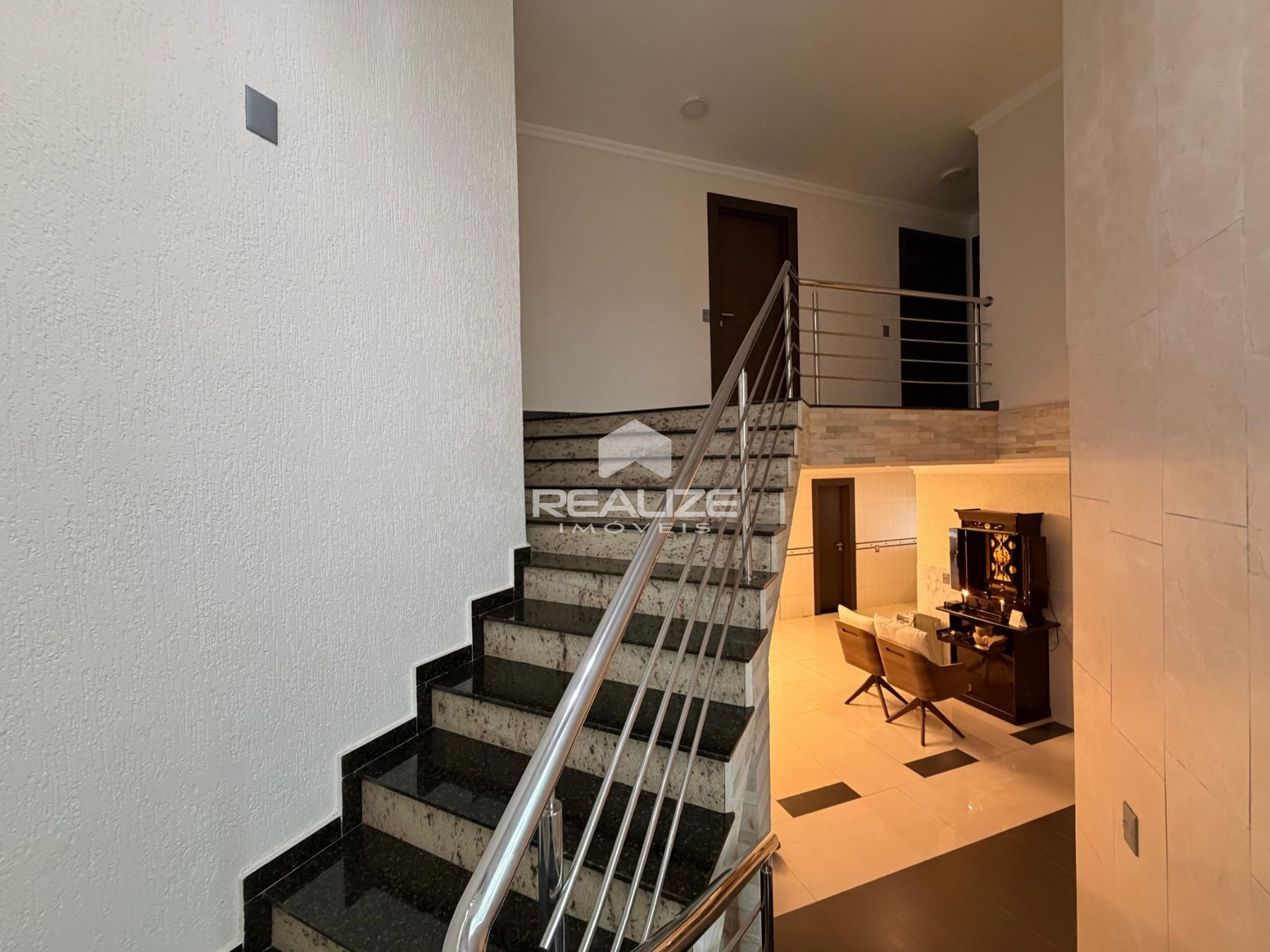 Sobrado à venda na Vila A com 6 quartos (4 suítes).