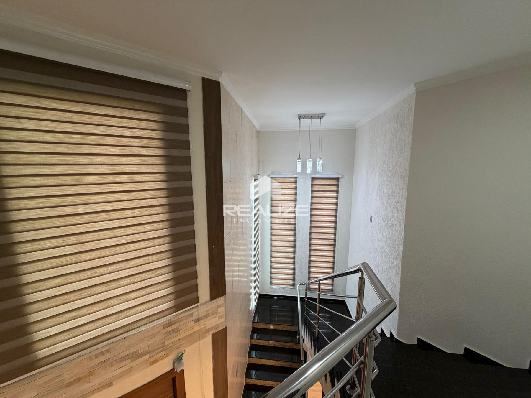 Sobrado à venda na Vila A com 6 quartos (4 suítes).