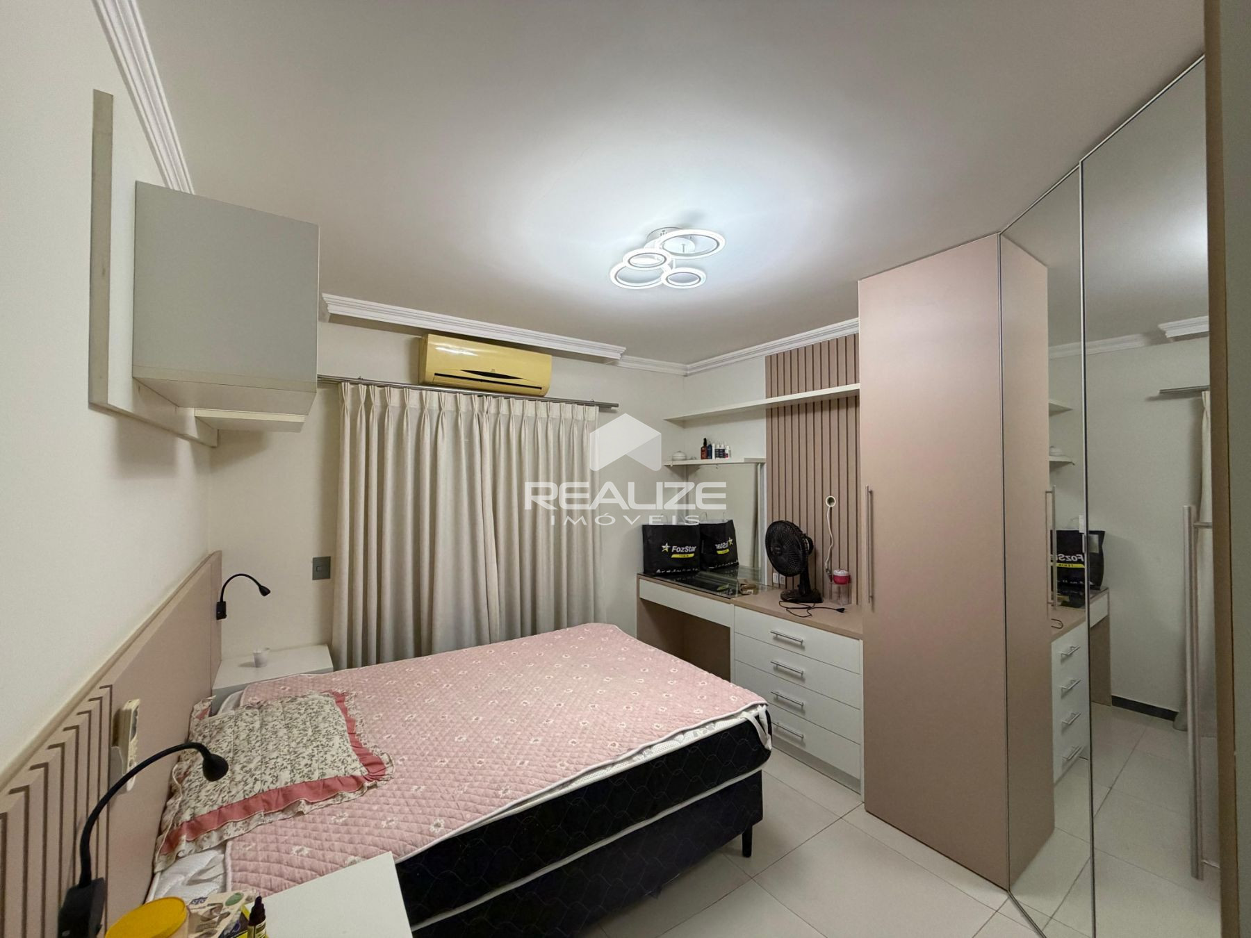 Sobrado à venda na Vila A com 6 quartos (4 suítes).