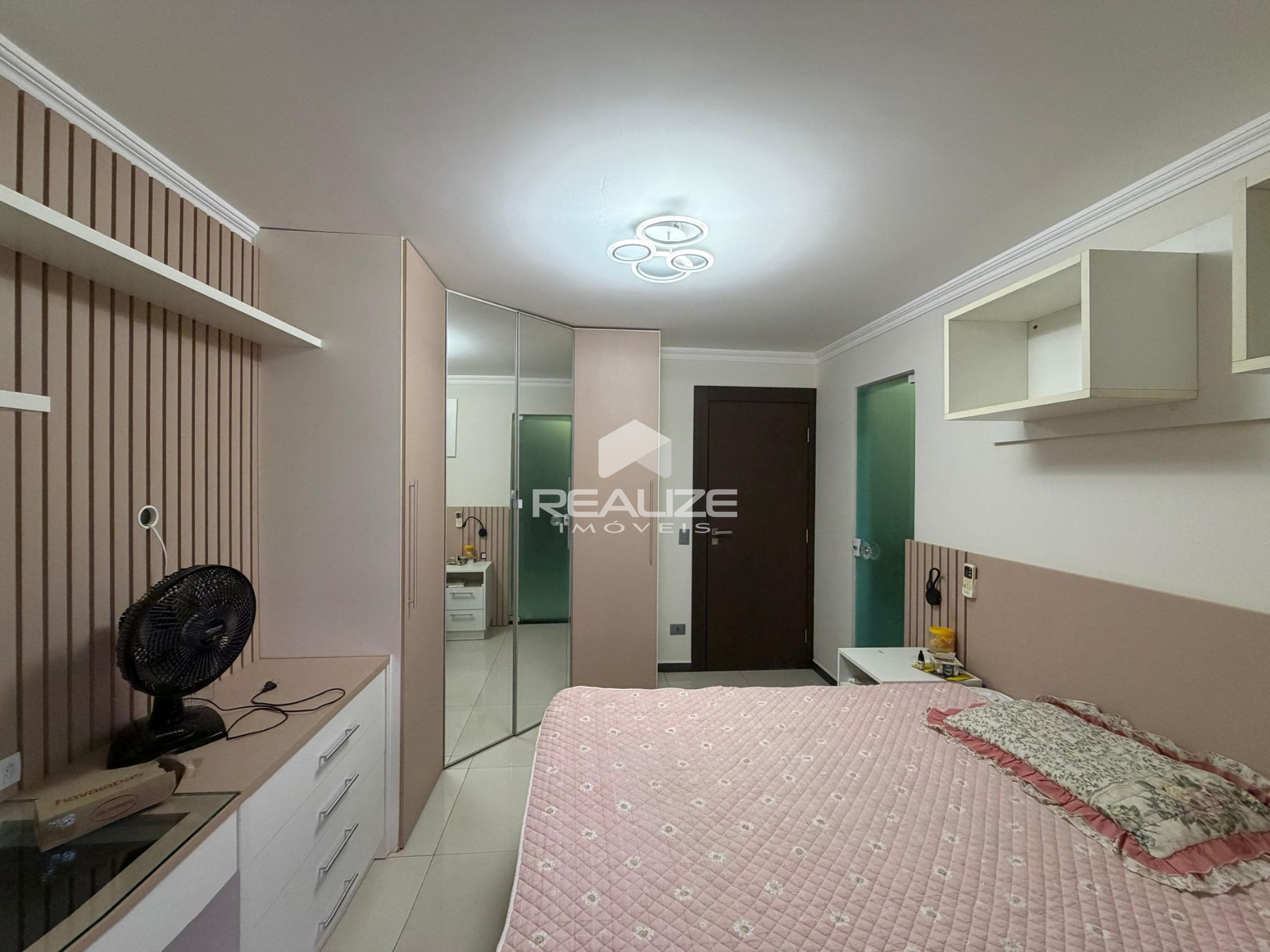 Sobrado à venda na Vila A com 6 quartos (4 suítes).
