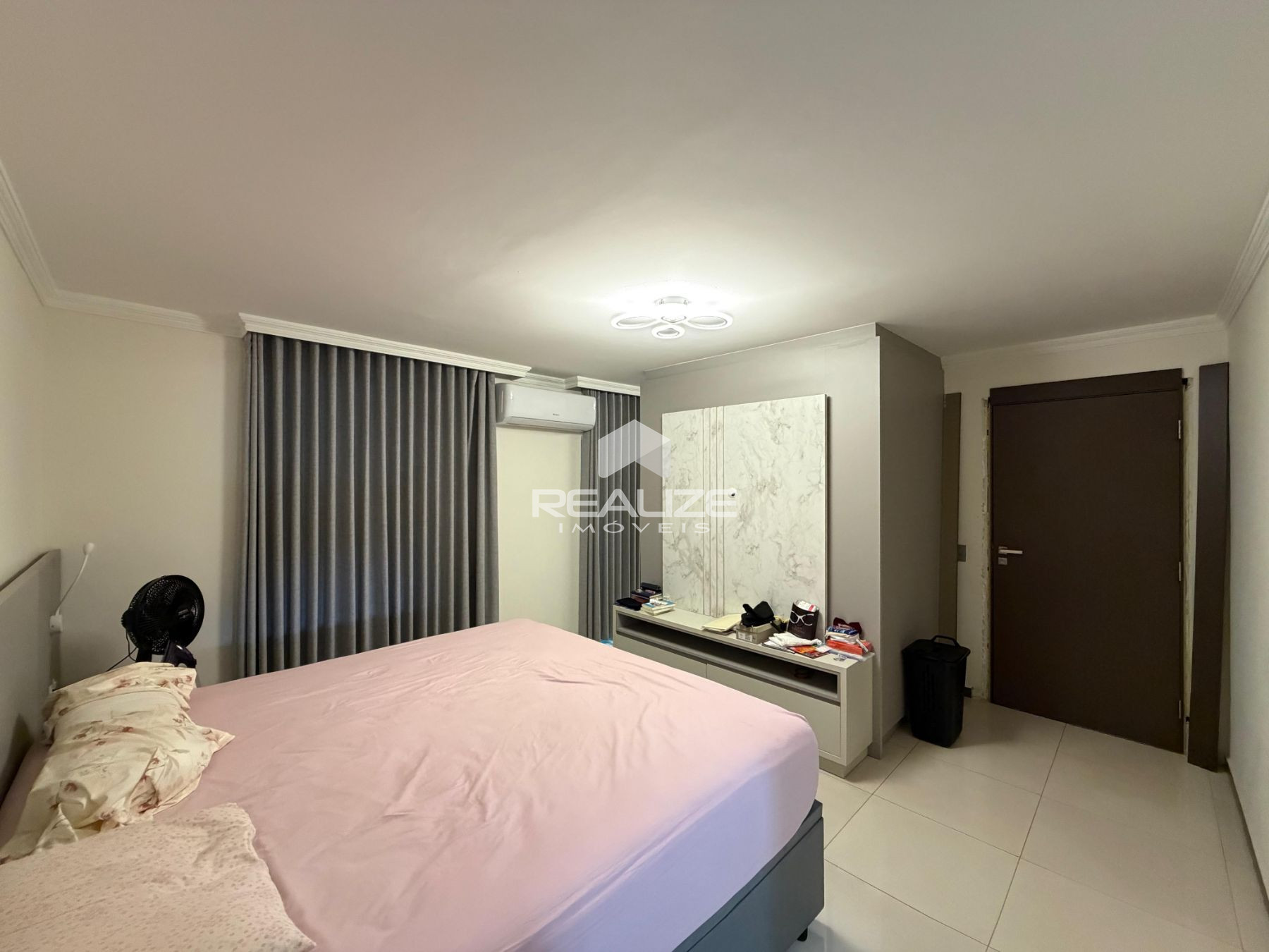 Sobrado à venda na Vila A com 6 quartos (4 suítes).