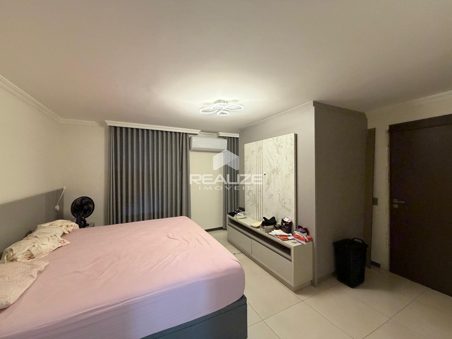 Sobrado à venda na Vila A com 6 quartos (4 suítes).