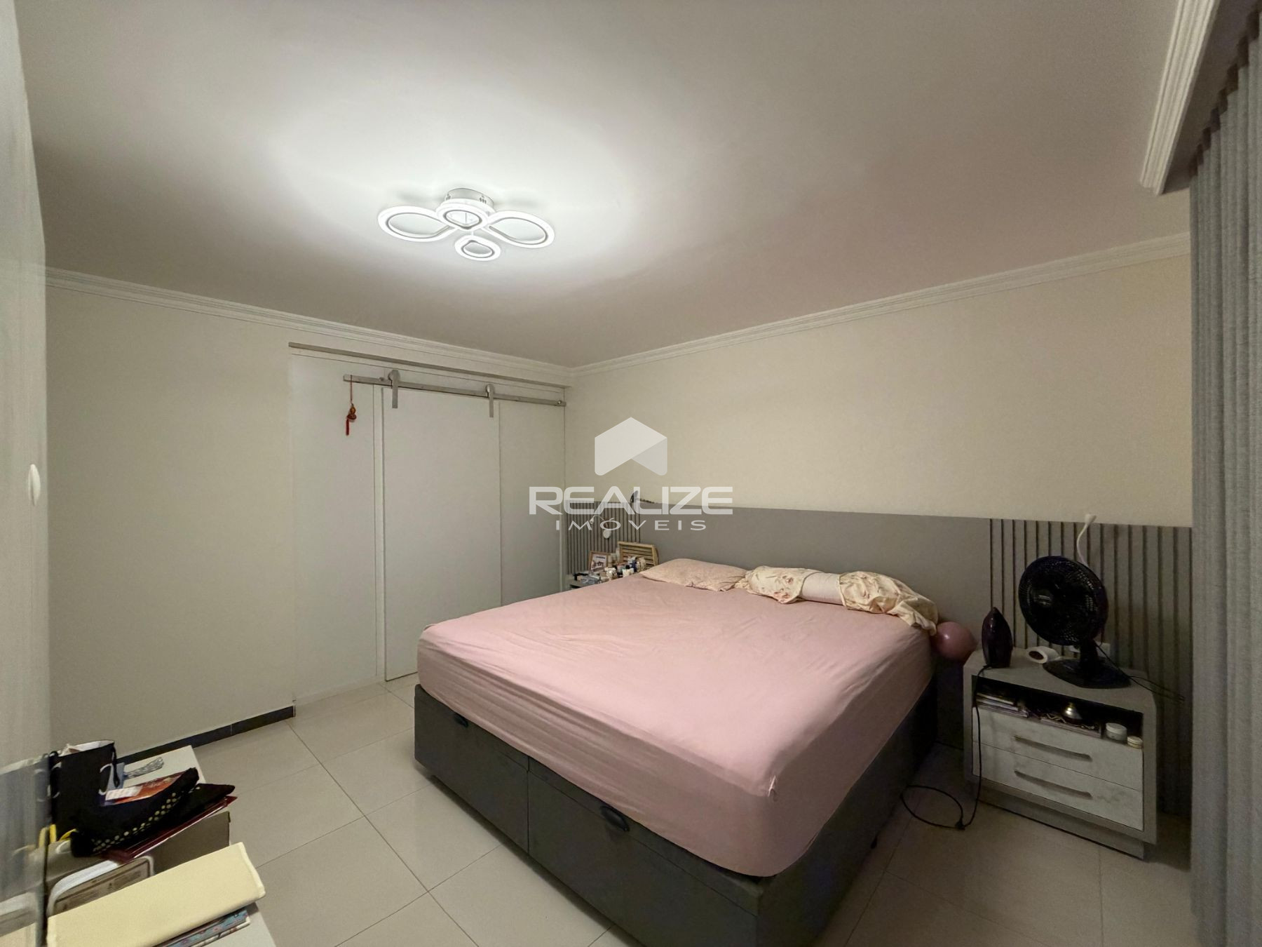 Sobrado à venda na Vila A com 6 quartos (4 suítes).