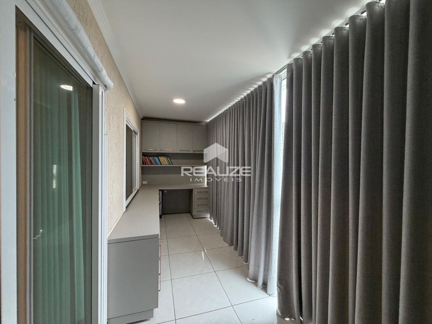 Sobrado à venda na Vila A com 6 quartos (4 suítes).