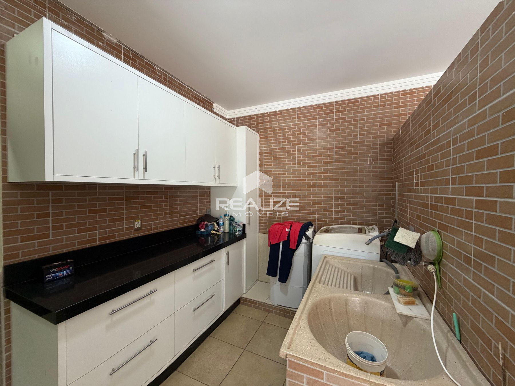 Sobrado à venda na Vila A com 6 quartos (4 suítes).