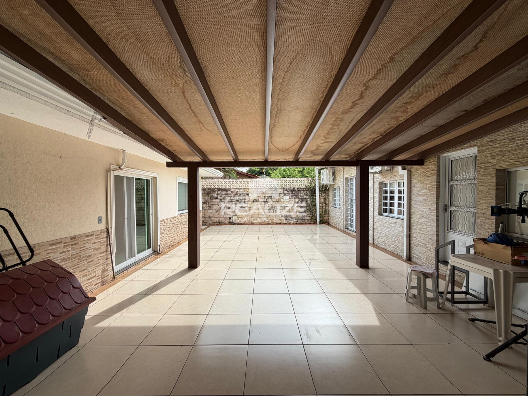 Sobrado à venda na Vila A com 6 quartos (4 suítes).