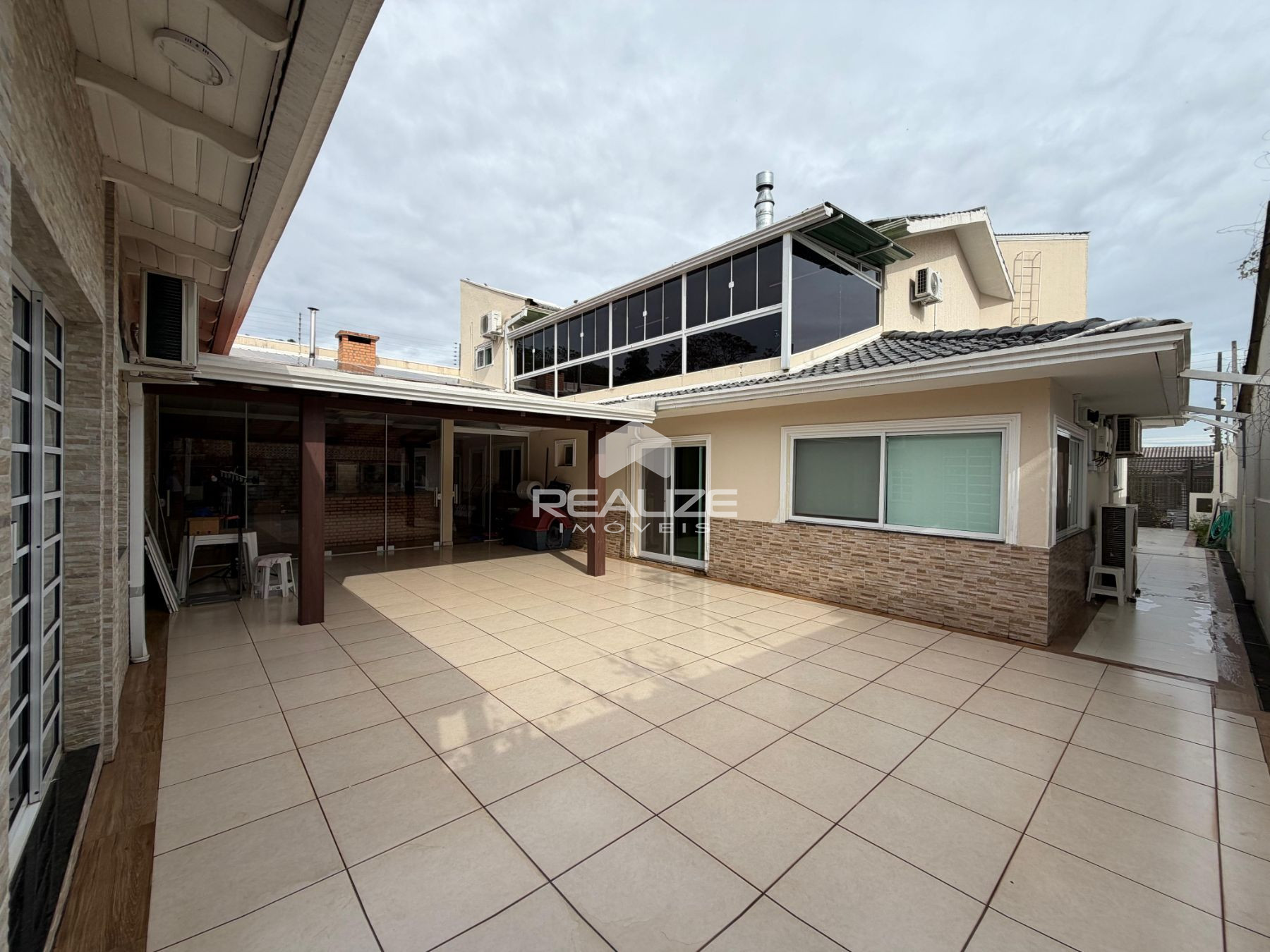 Sobrado à venda na Vila A com 6 quartos (4 suítes).