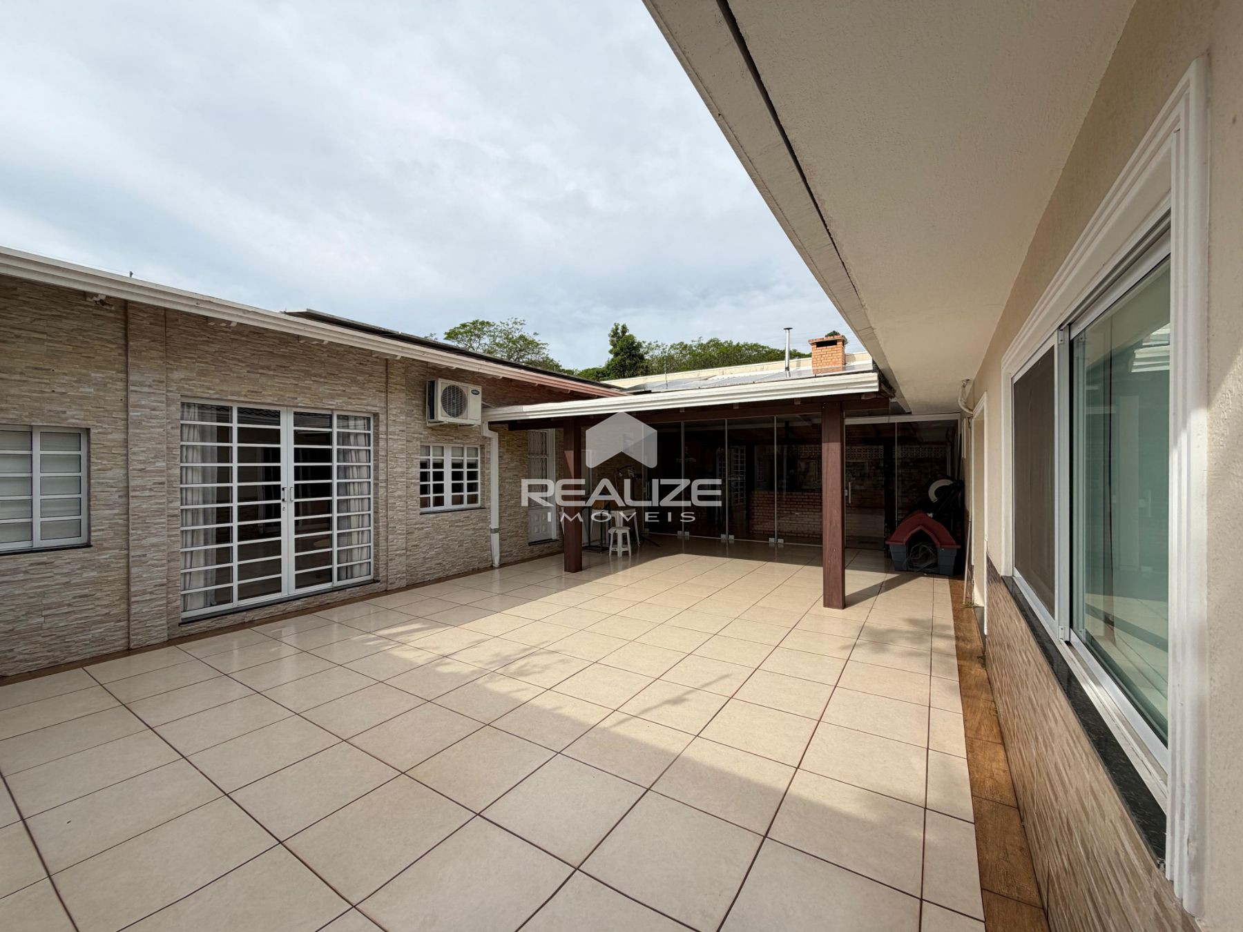 Sobrado à venda na Vila A com 6 quartos (4 suítes).