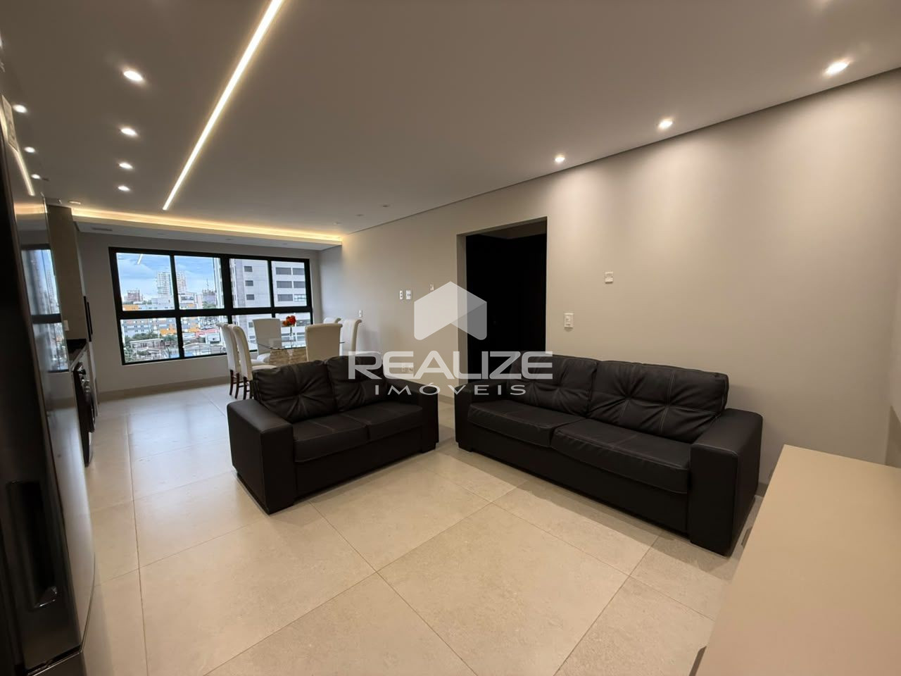 Apartamento mobiliado à venda no Edifício Araucária, com 2 quartos.