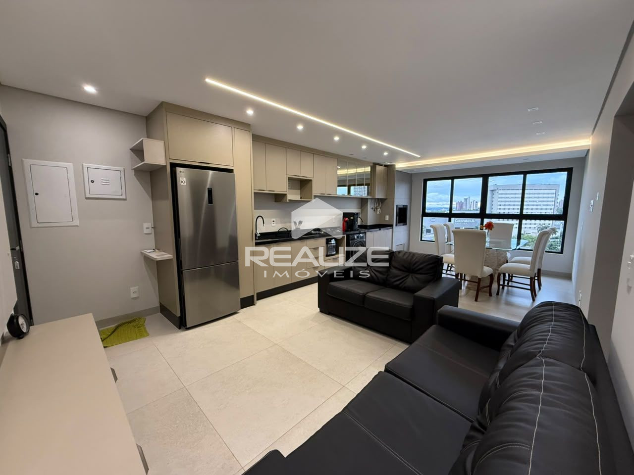 Apartamento mobiliado à venda no Edifício Araucária, com 2 quartos.