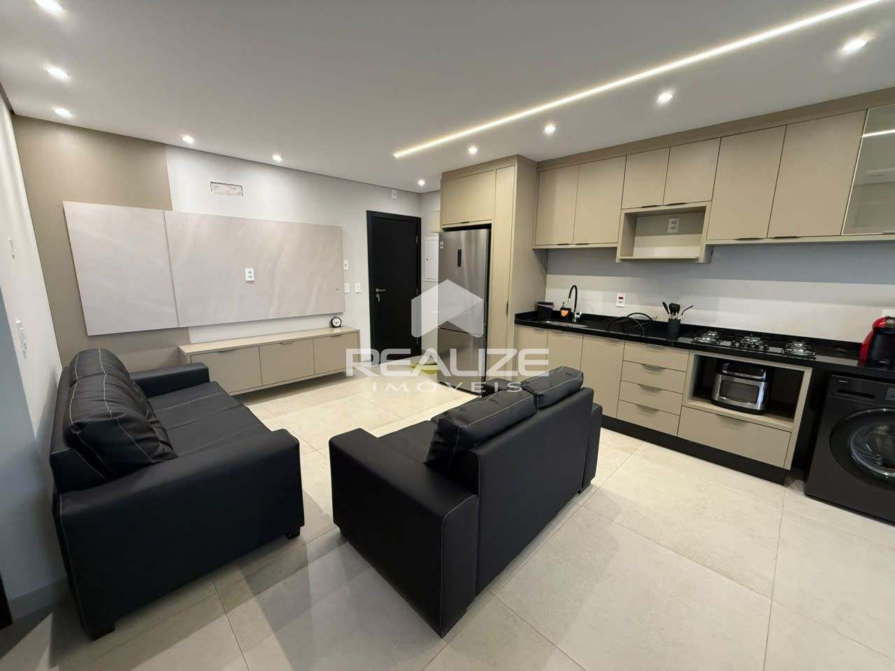 Apartamento mobiliado à venda no Edifício Araucária, com 2 quartos.