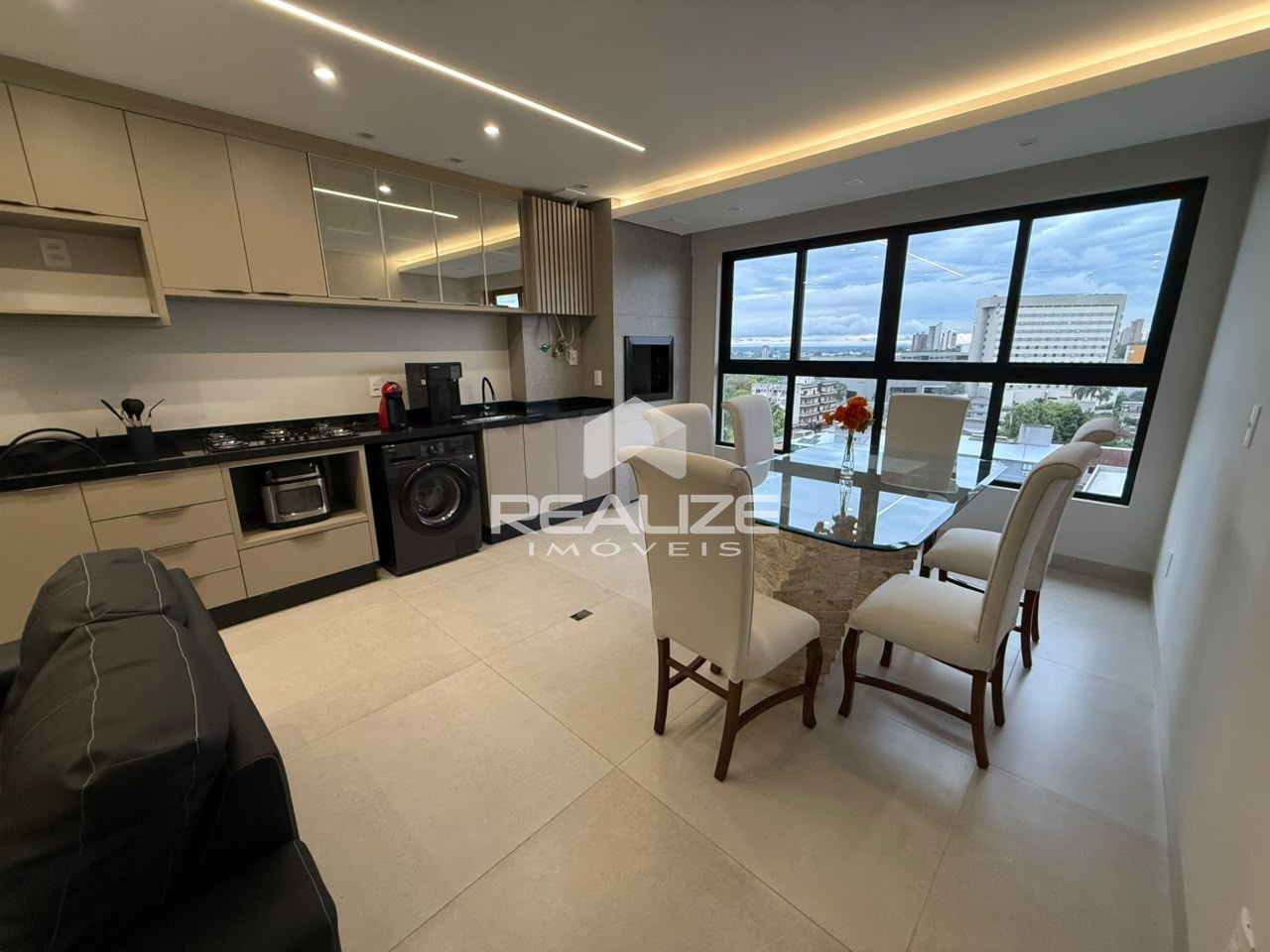 Apartamento mobiliado à venda no Edifício Araucária, com 2 quartos.