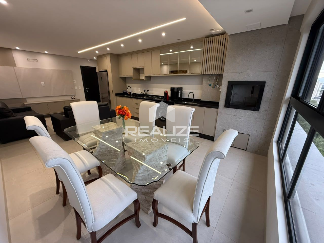 Apartamento mobiliado à venda no Edifício Araucária, com 2 quartos.
