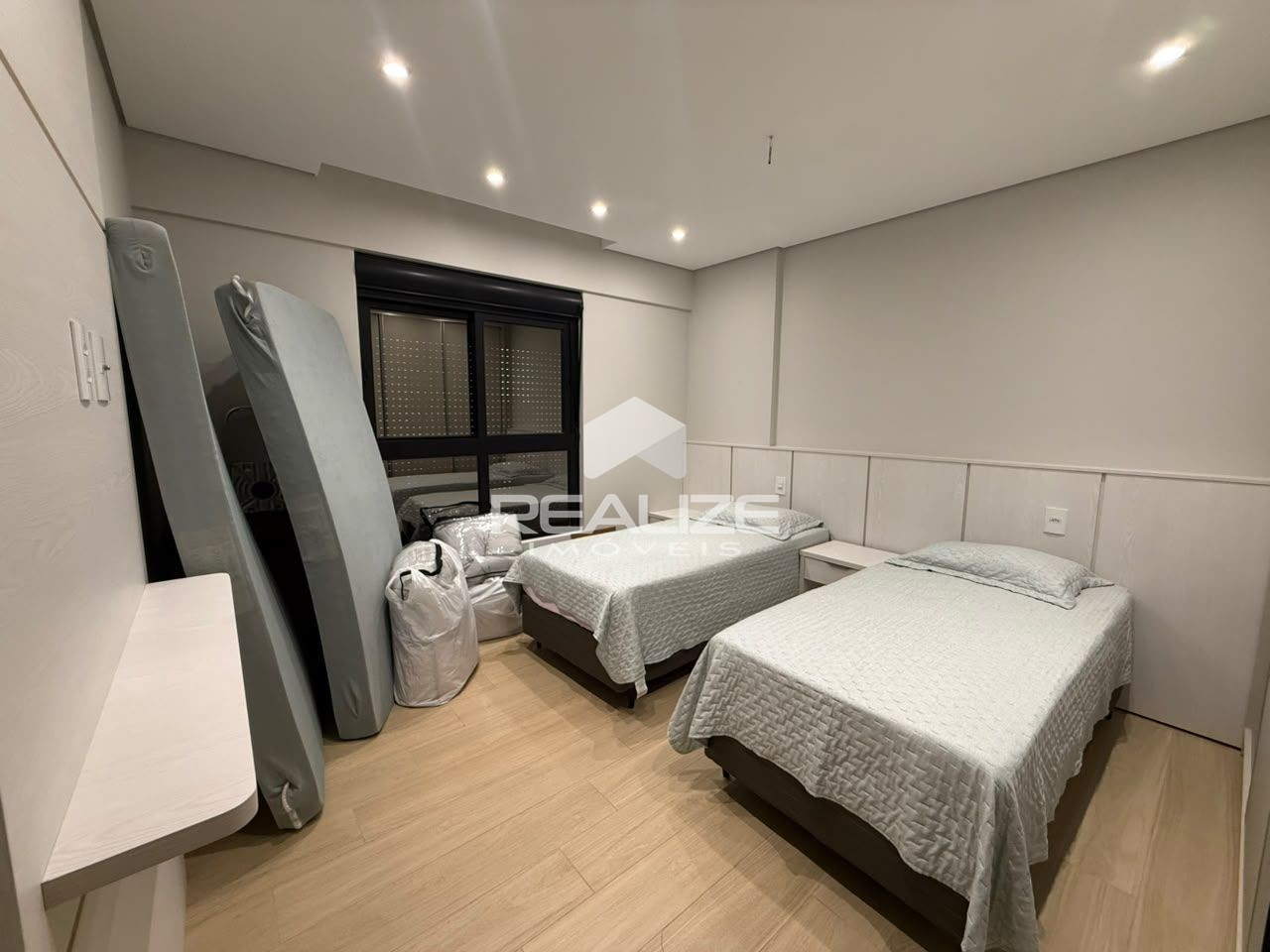 Apartamento mobiliado à venda no Edifício Araucária, com 2 quartos.