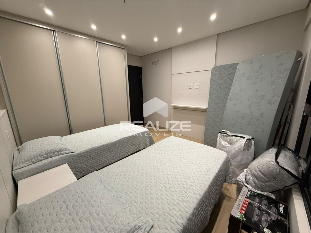 Apartamento mobiliado à venda no Edifício Araucária, com 2 quartos.