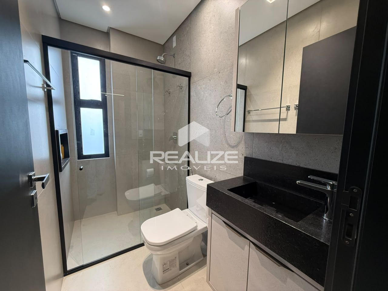 Apartamento mobiliado à venda no Edifício Araucária, com 2 quartos.