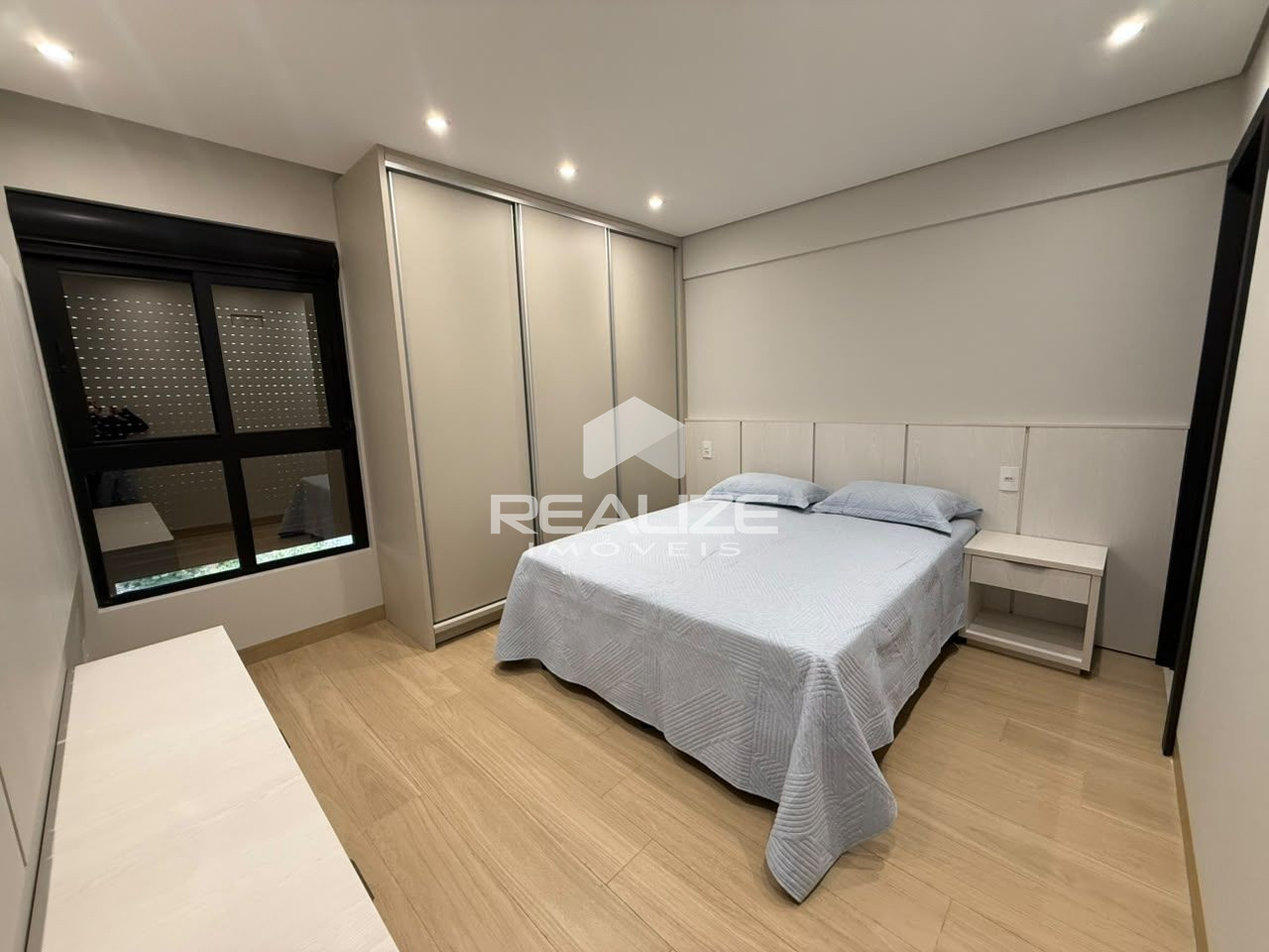 Apartamento mobiliado à venda no Edifício Araucária, com 2 quartos.