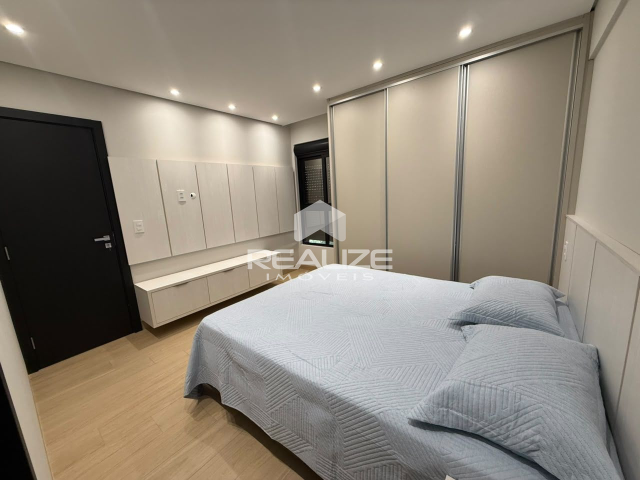 Apartamento mobiliado à venda no Edifício Araucária, com 2 quartos.