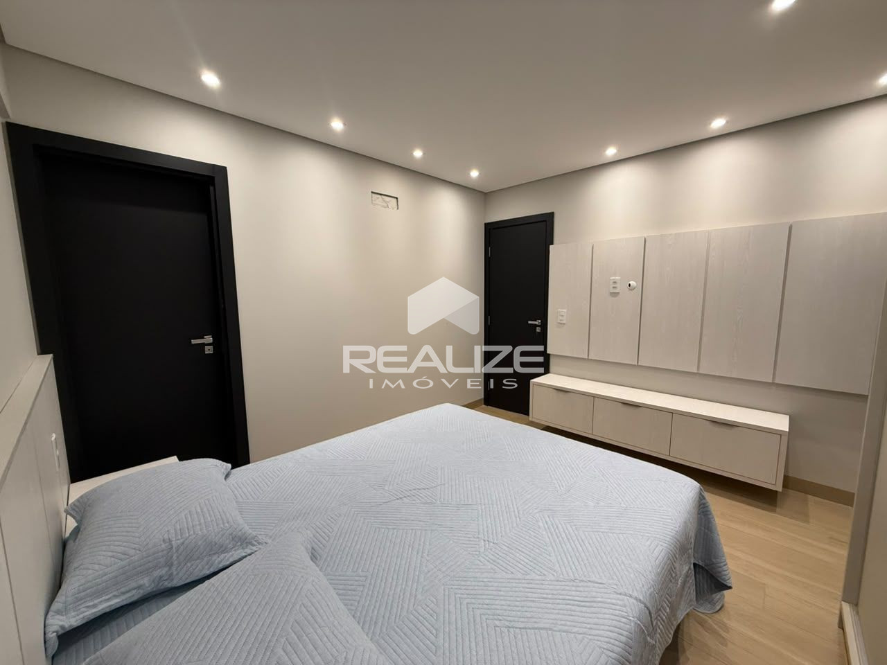 Apartamento mobiliado à venda no Edifício Araucária, com 2 quartos.