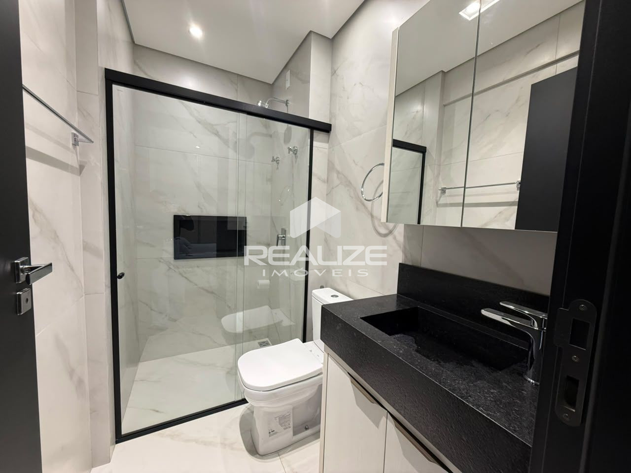 Apartamento mobiliado à venda no Edifício Araucária, com 2 quartos.