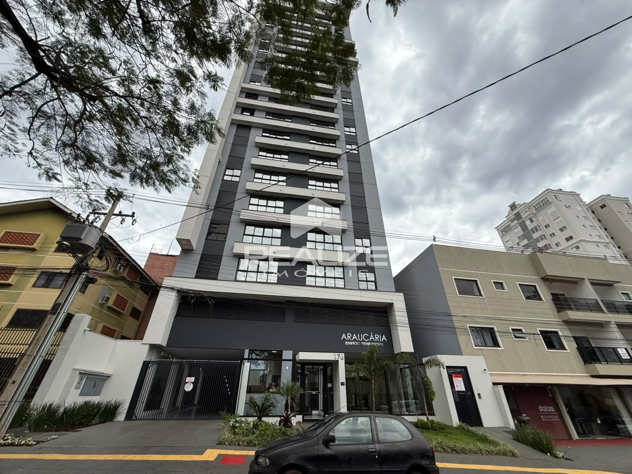 Apartamento mobiliado à venda no Edifício Araucária, com 2 quartos.
