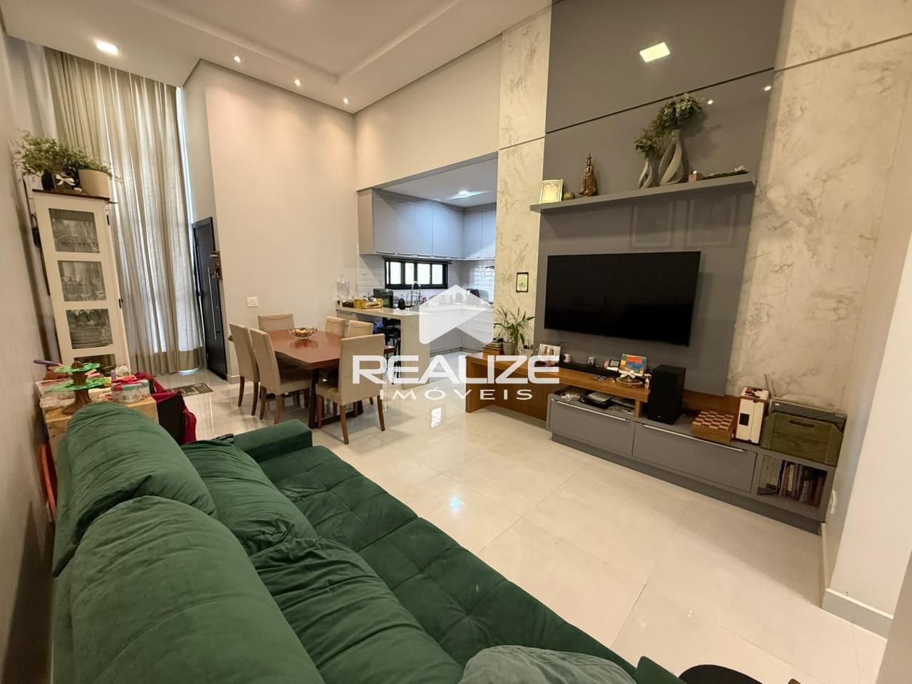 Casa à venda no Jardim Santa Rosa com 3 quartos ( Sendo 1 Suíte).