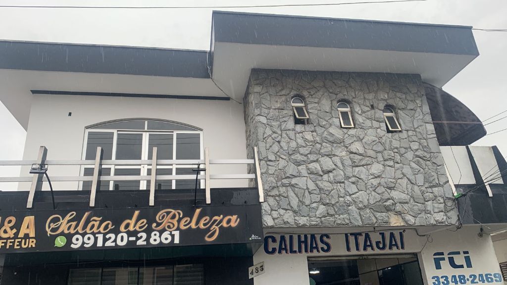 PRÉDIO RESIDENCIAL COM SALA COMERCIAL À VENDA