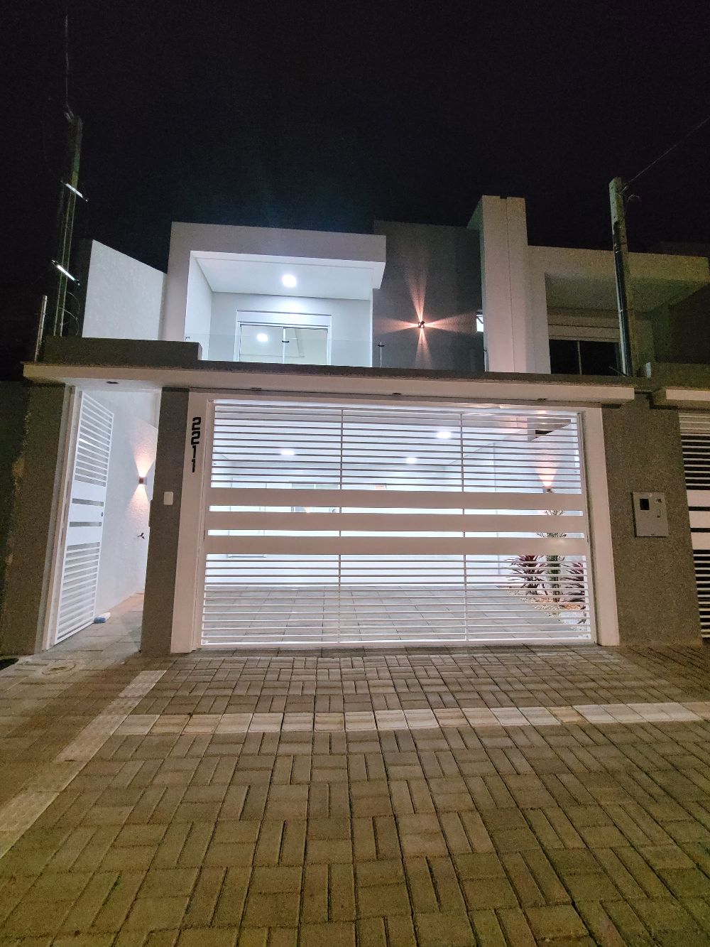 Sobrado com 3 dormitorios e piscina- Bairro Fag