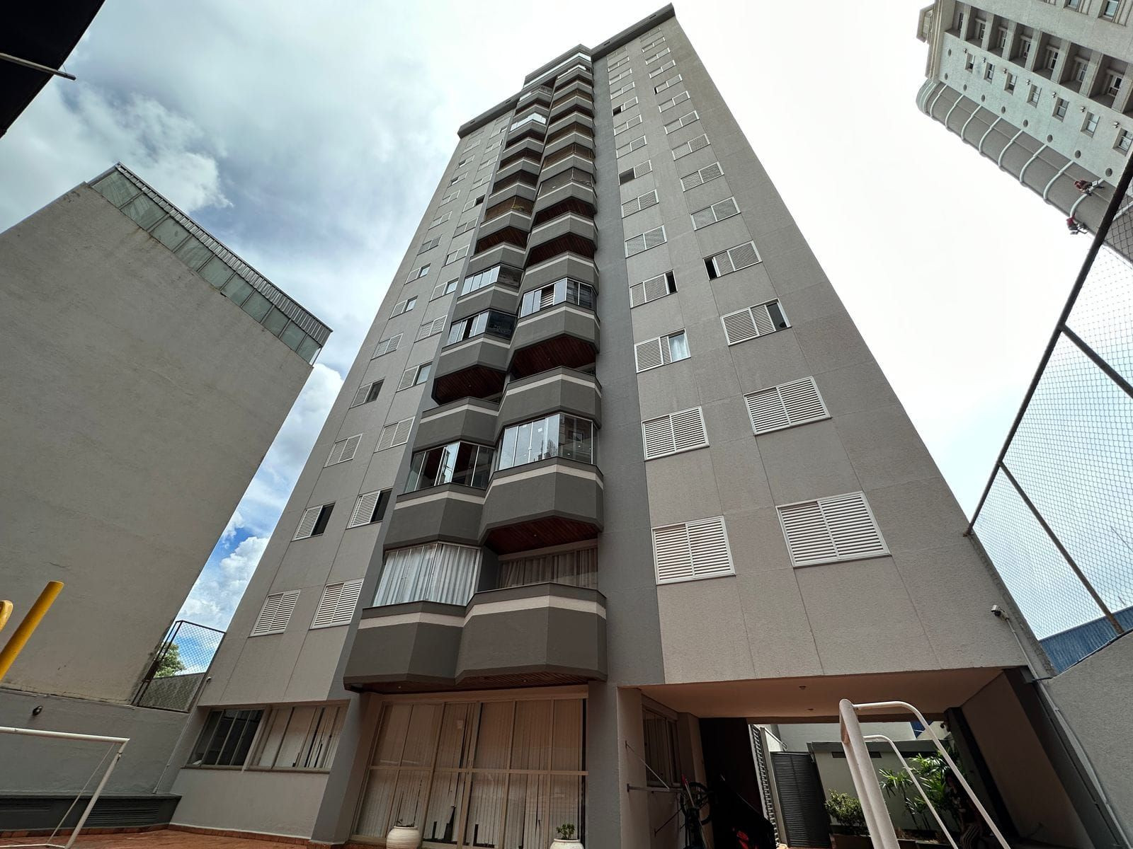 Apartamento com 1 suite e 1 quarto-  Ed. Genova - Regio Central