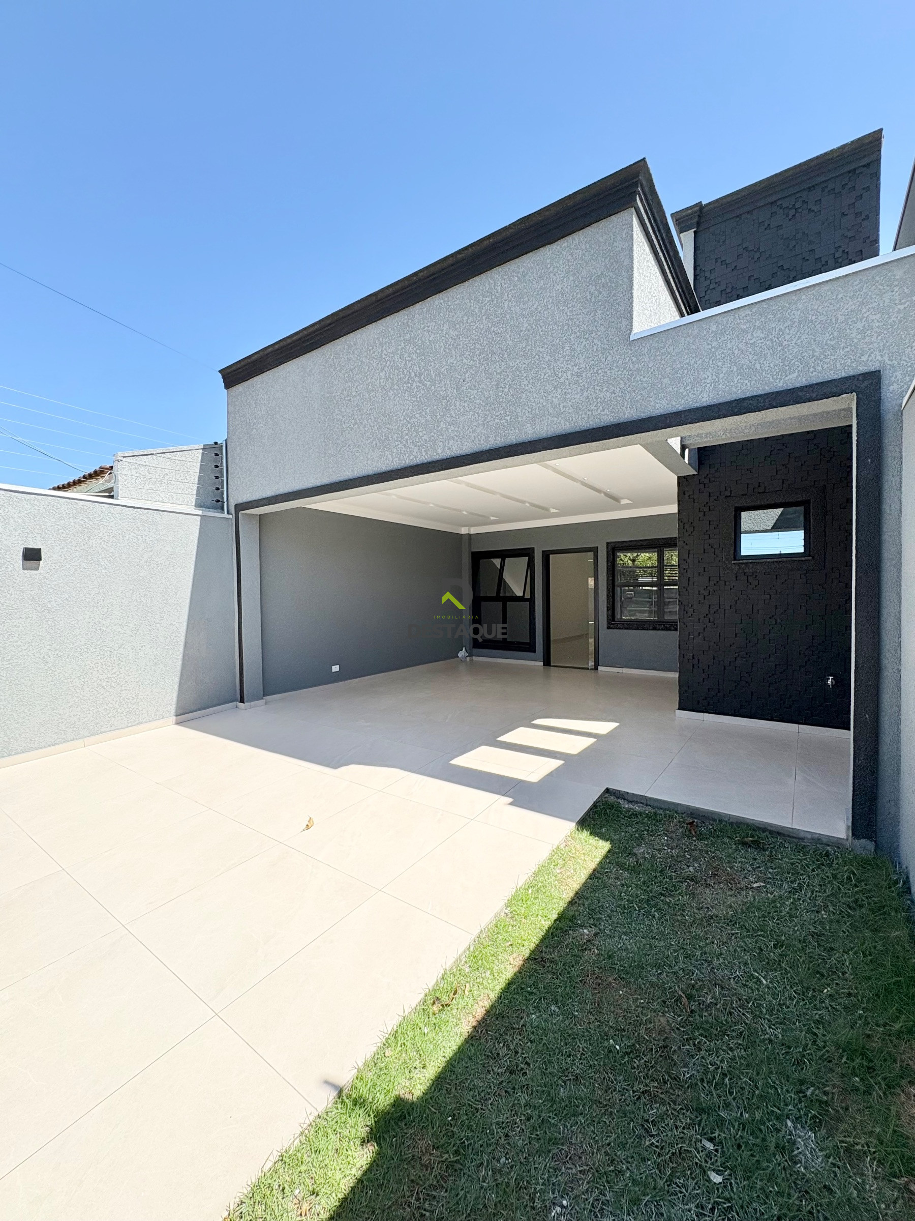 Casa com 01 Su�te + 02 Quartos na Regi�o Oeste