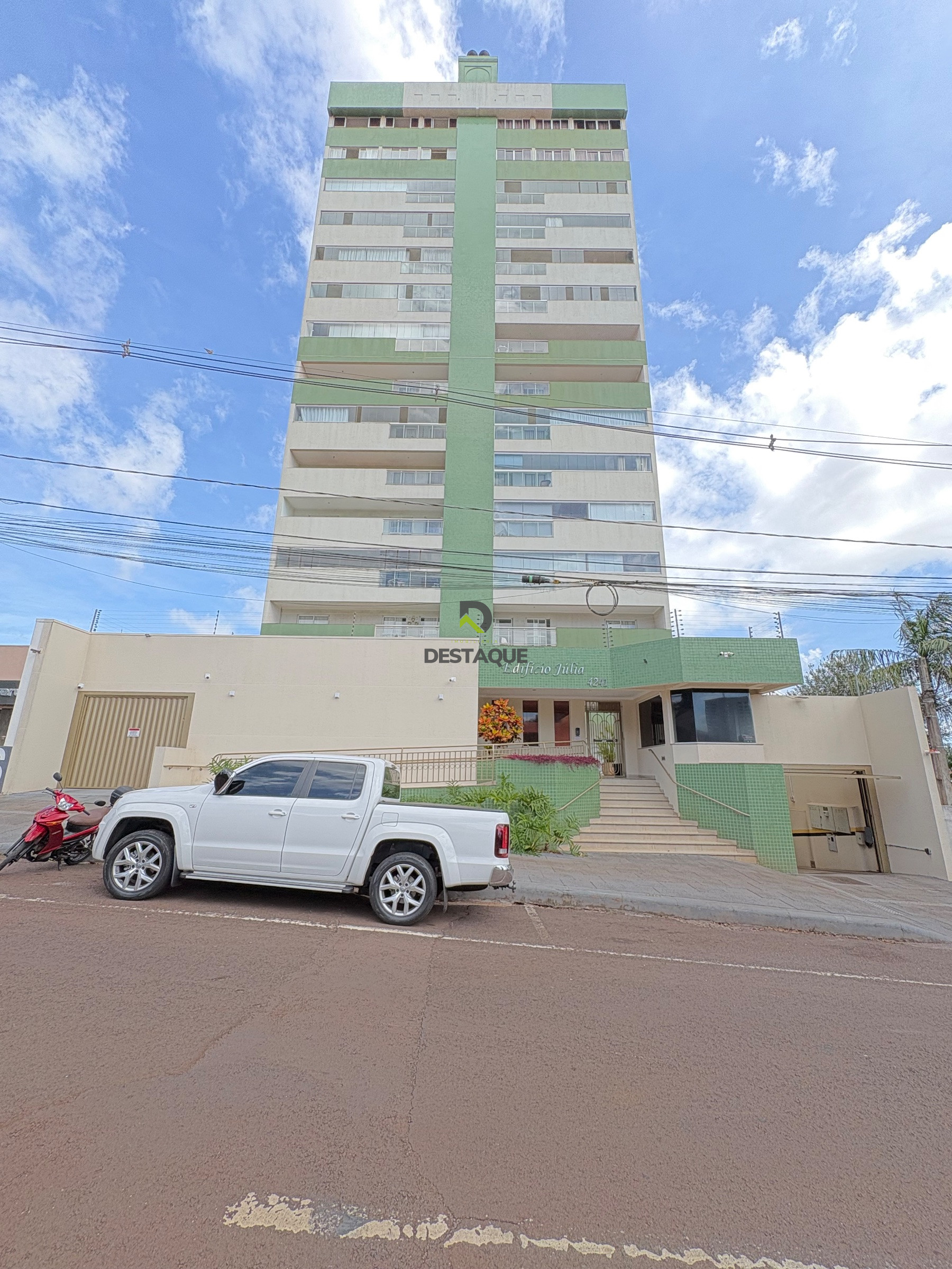 Apartamento Semi - Mobiliado no Centro com 01 Su�te + 01 Quarto e Duas vagas 
