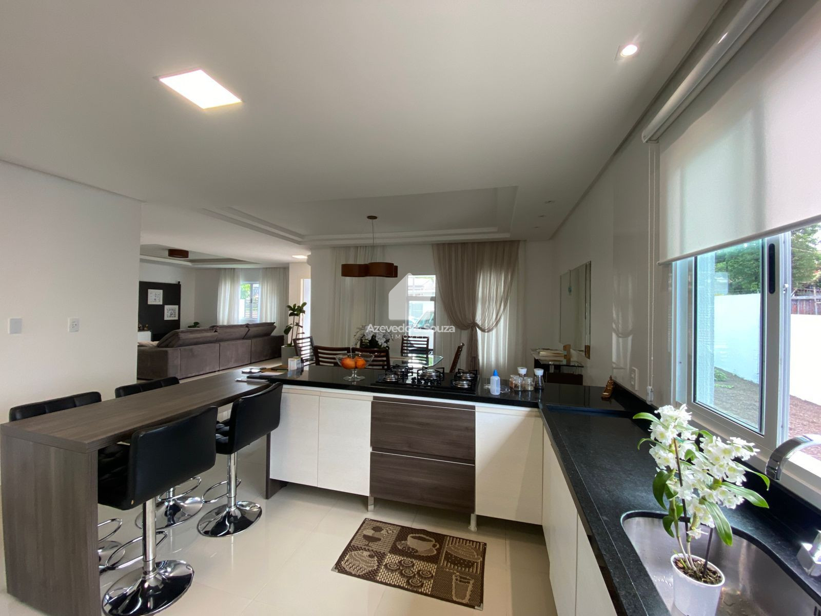 CASA SEMI MOBILIADA EM REGI�O CENTRAL