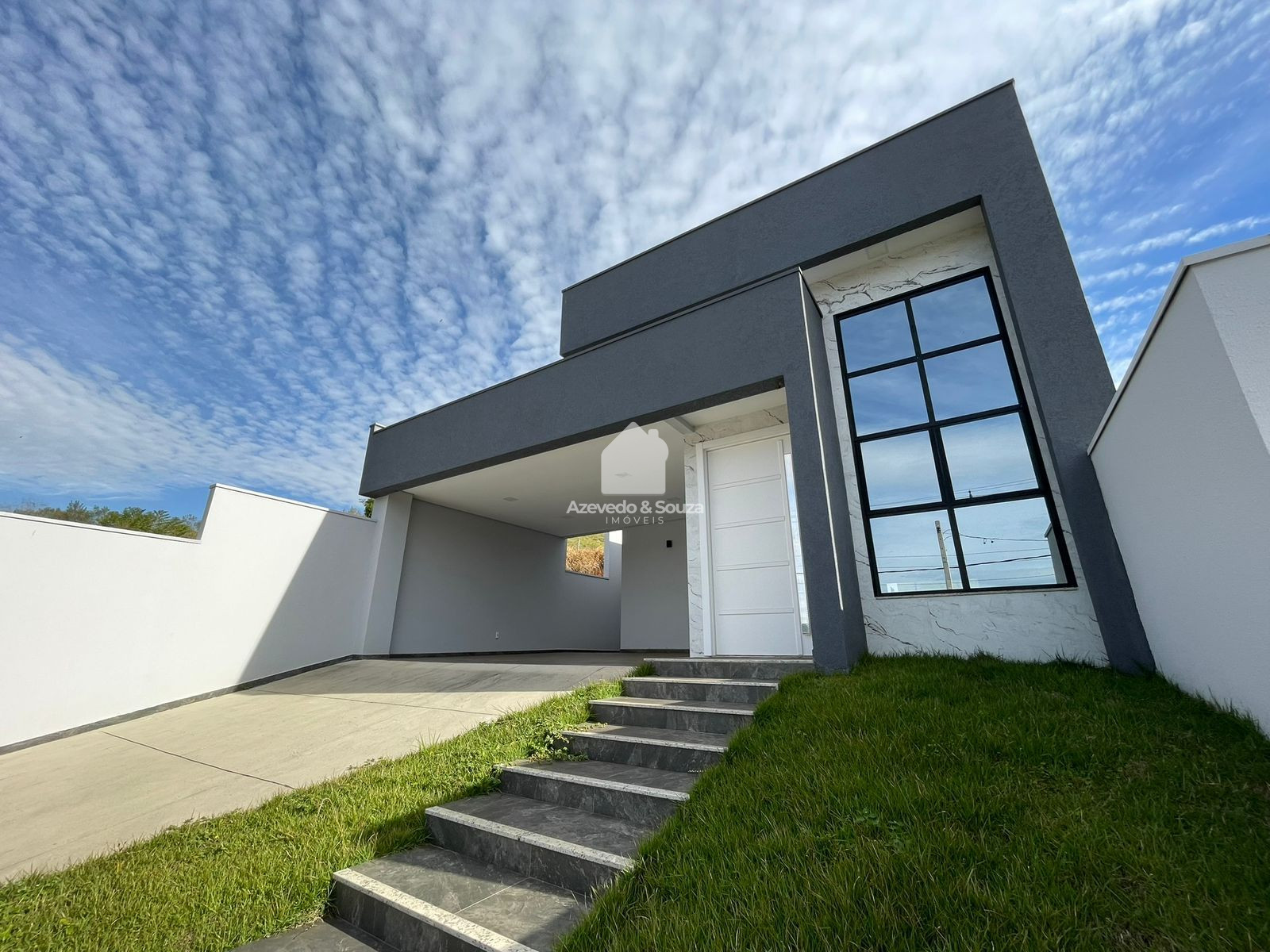 CASA AMPLA NO JARDIM SEMIN�RIO