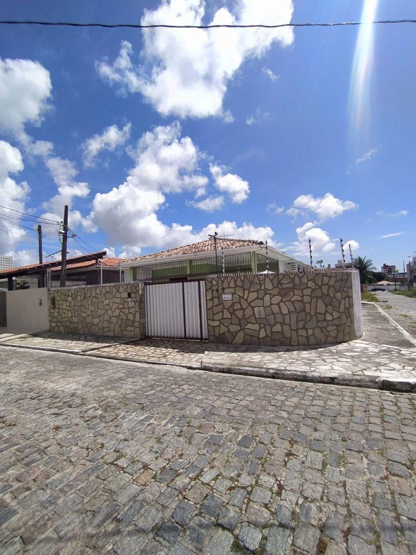 Casa com 03 dormitórios à venda, 109m² por R$ 900.000 - Água F...