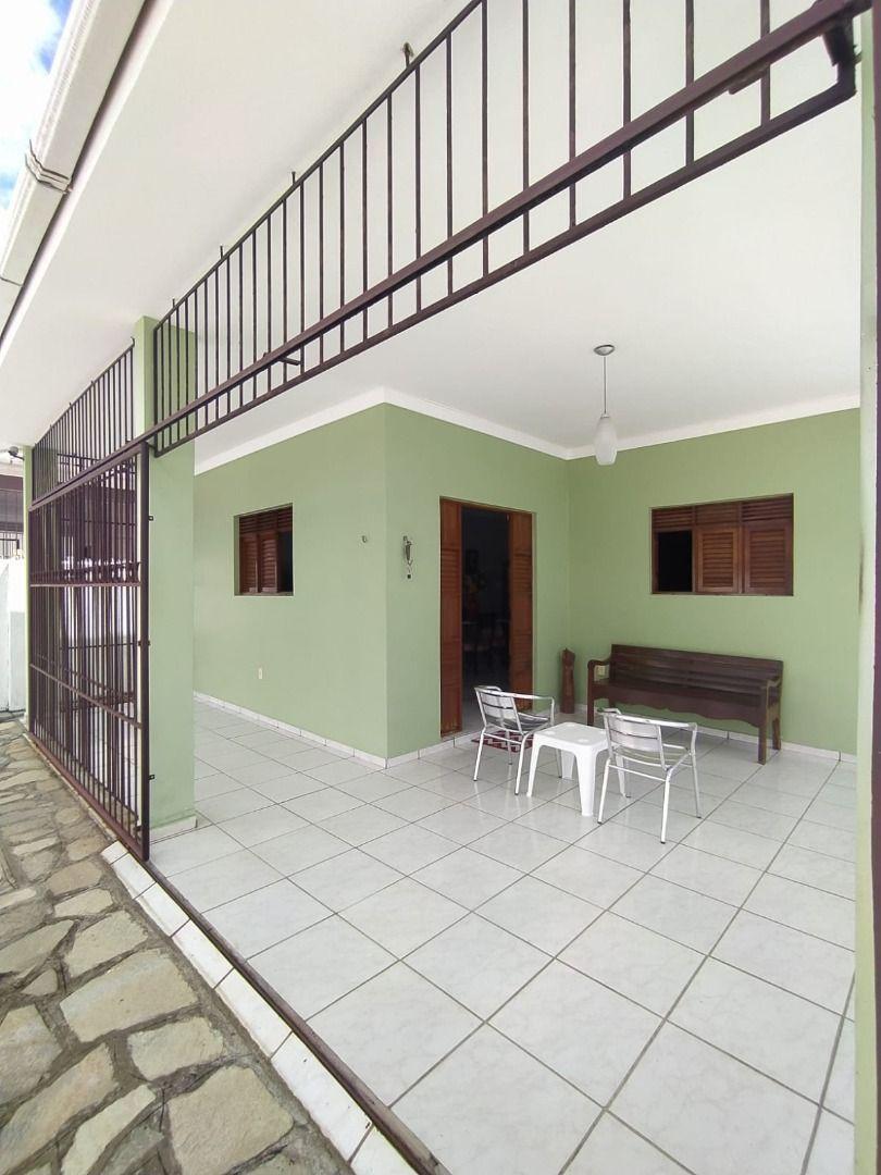Casa com 03 dormitórios à venda, 109m² por R$ 900.000 - Água F...