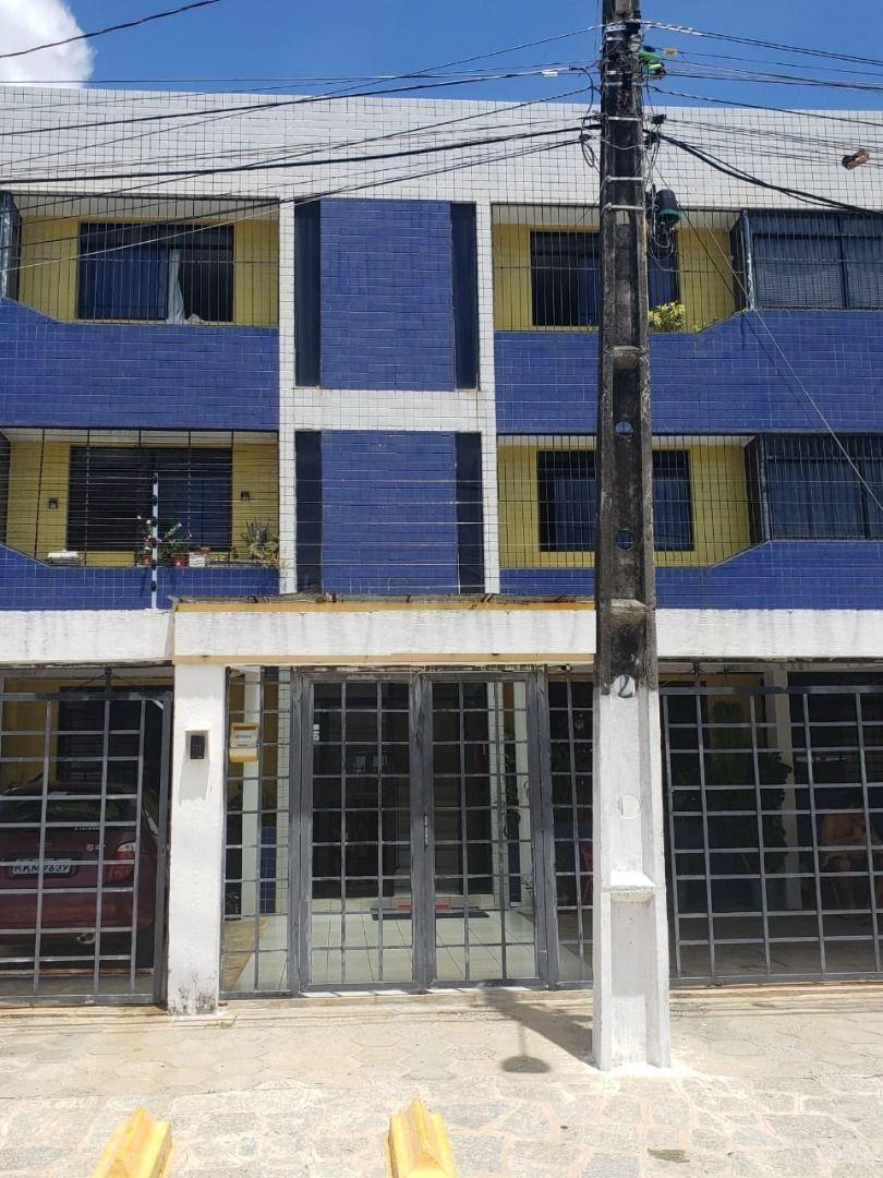 Apartamento com 03 dormitórios à venda por R$ 350.000 - Bessa,...