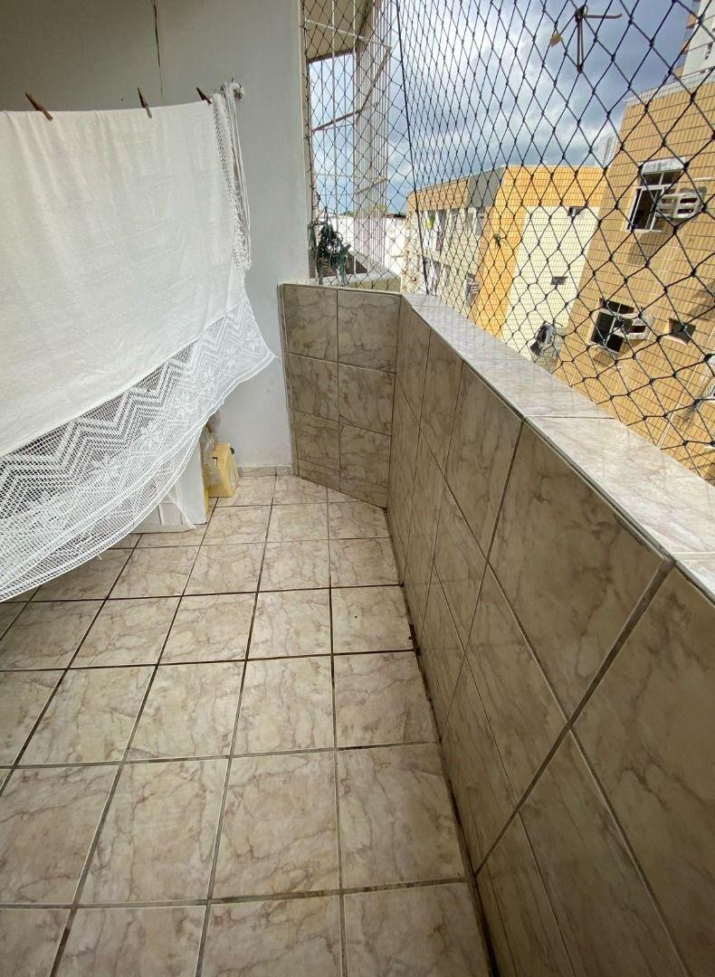 Apartamento com 3 dormitórios à venda, 91 m² por R$ 300.000 - ...