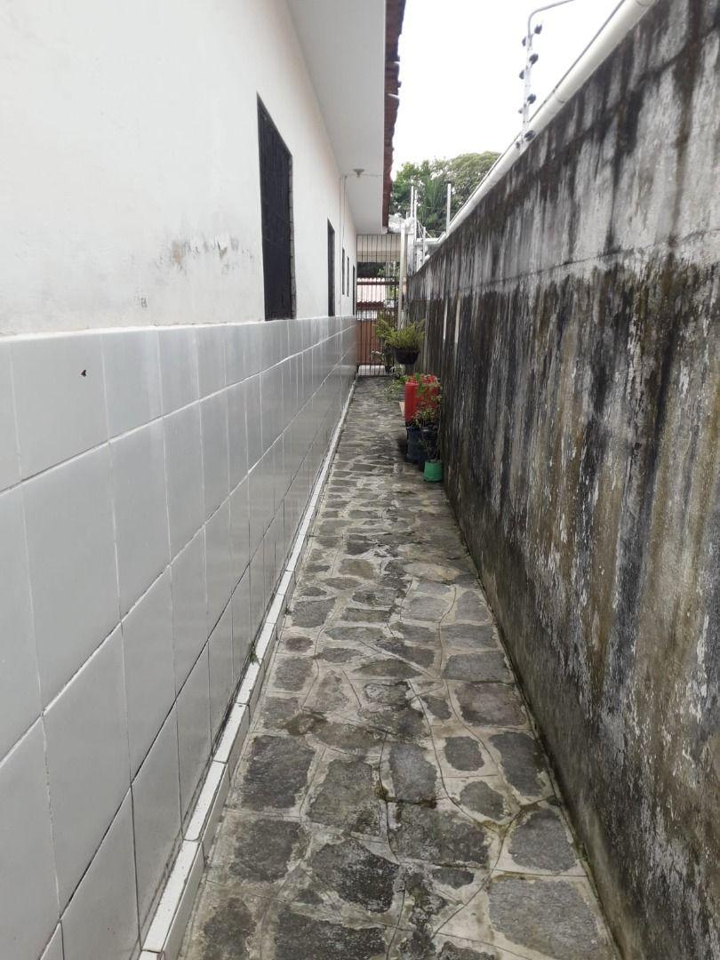 Casa com 04 dormitórios à venda, 300m² por R$ 600.000 - Jardim...