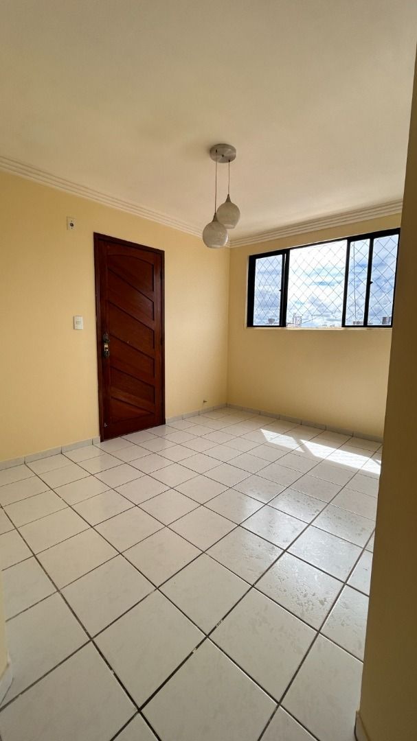 Apartamento com 03 dormitórios à venda por R$ 249.000 - Cd. Un...
