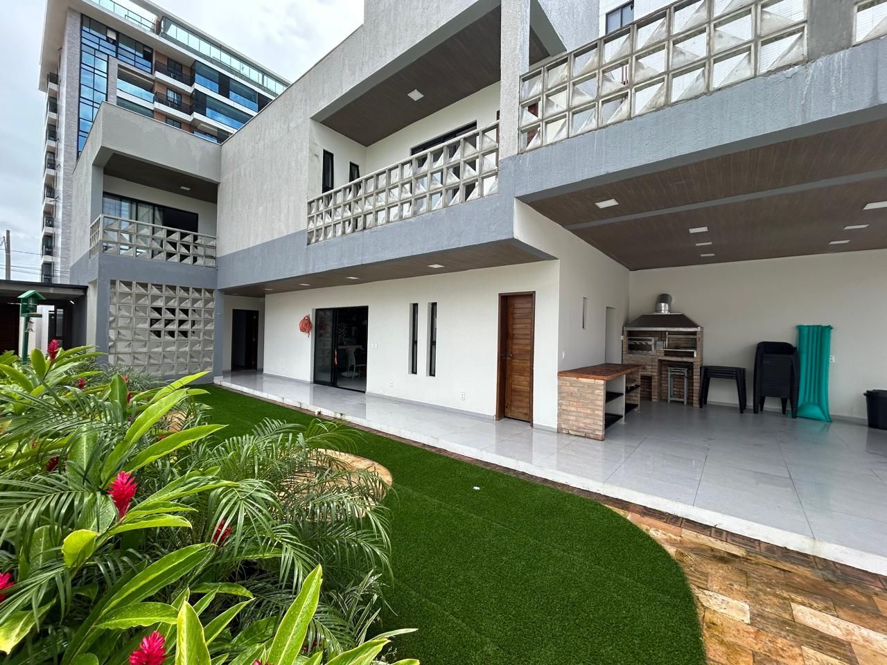 Casa com 04 dormitórios à venda, 270m² por R$ 1.600.000 - Prai...