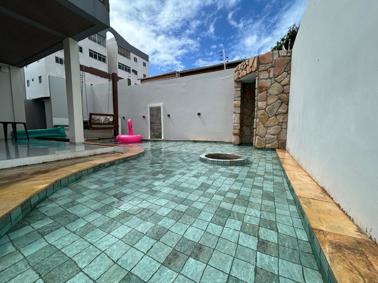 Casa com 04 dormitórios à venda, 270m² por R$ 1.600.000 - Prai...