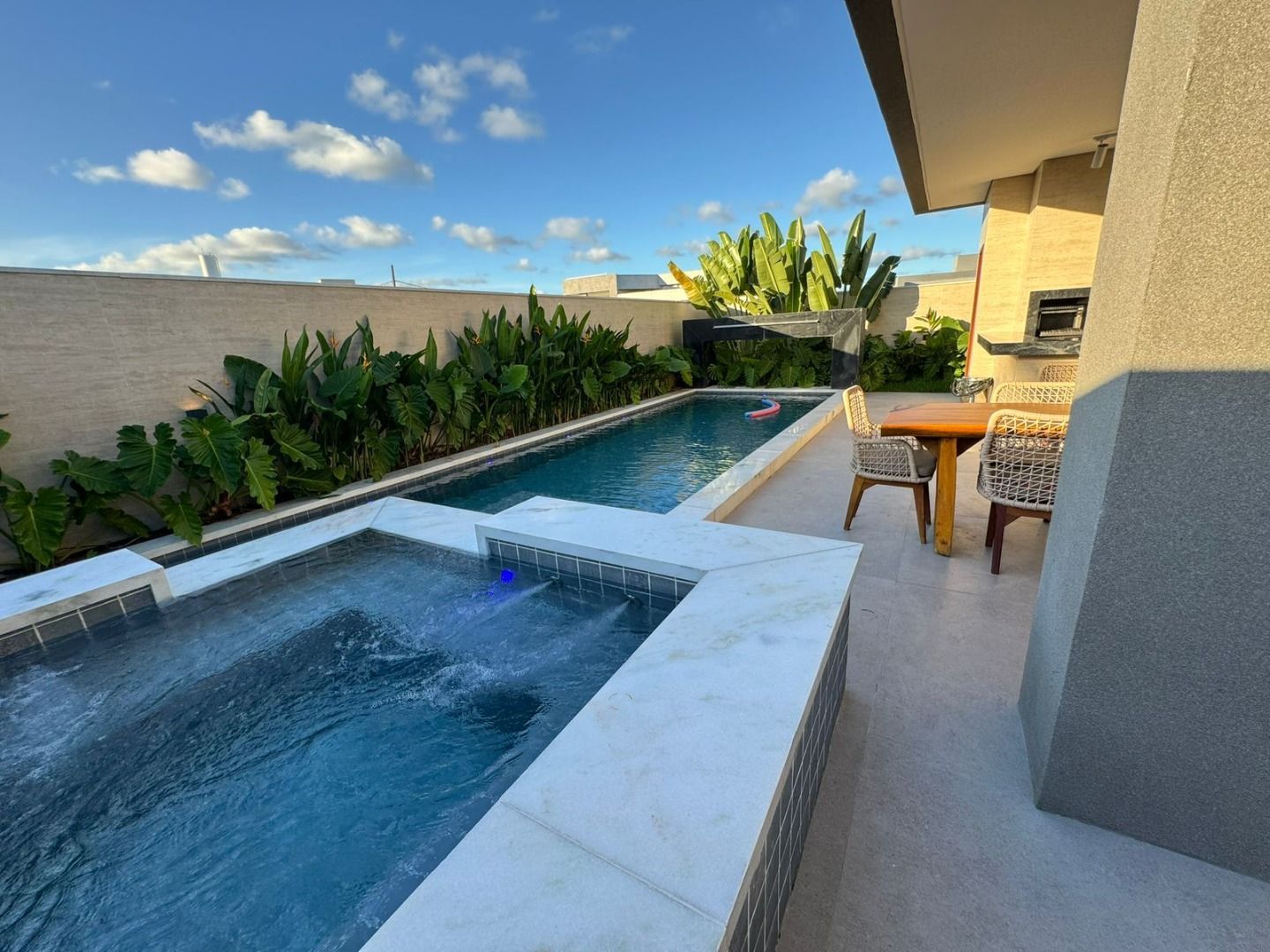 Casa com 04 dormitórios à venda, 330m² por R$ 3.500.000 - Mang...